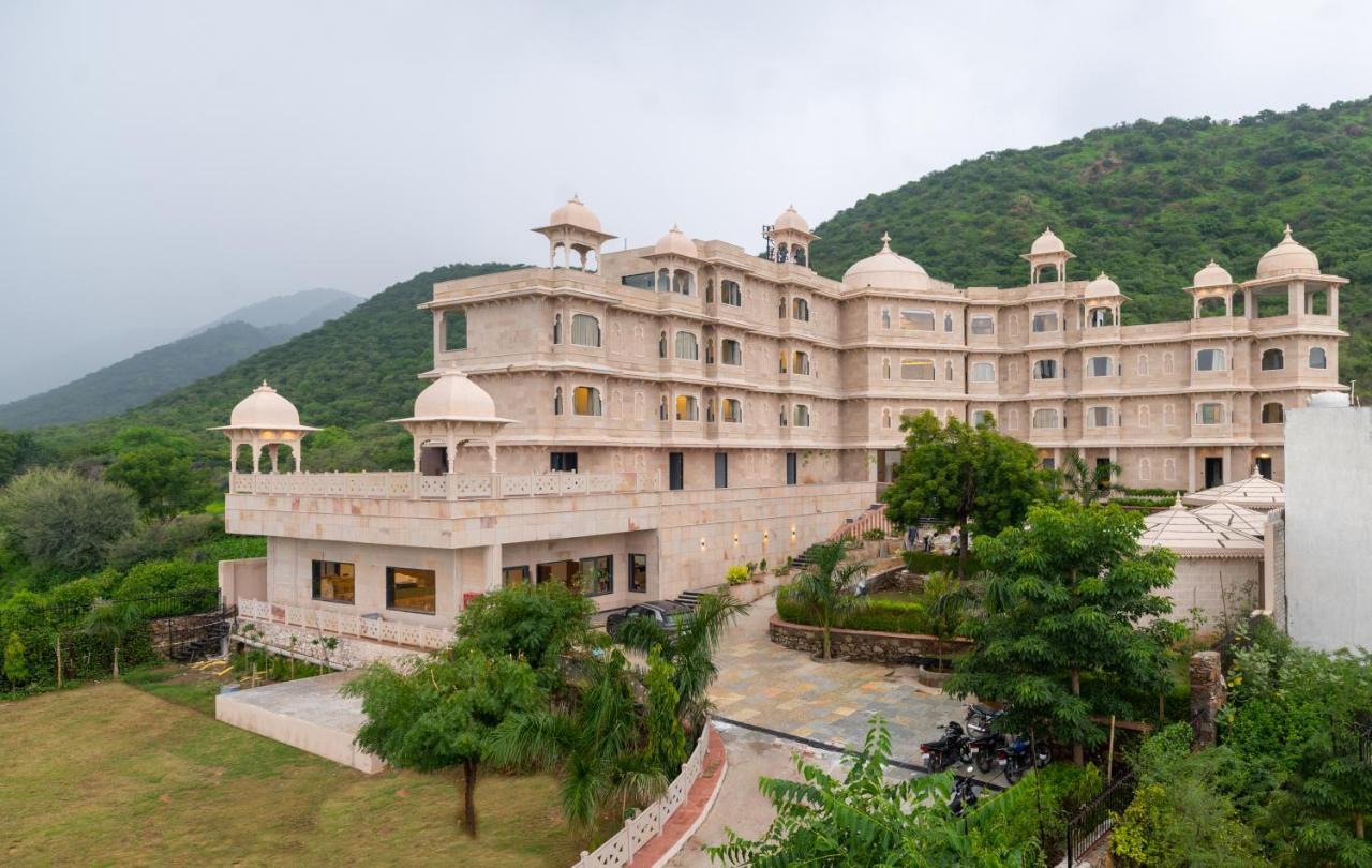ホテル Traavista Aravali Mahal ウダイプル エクステリア 写真