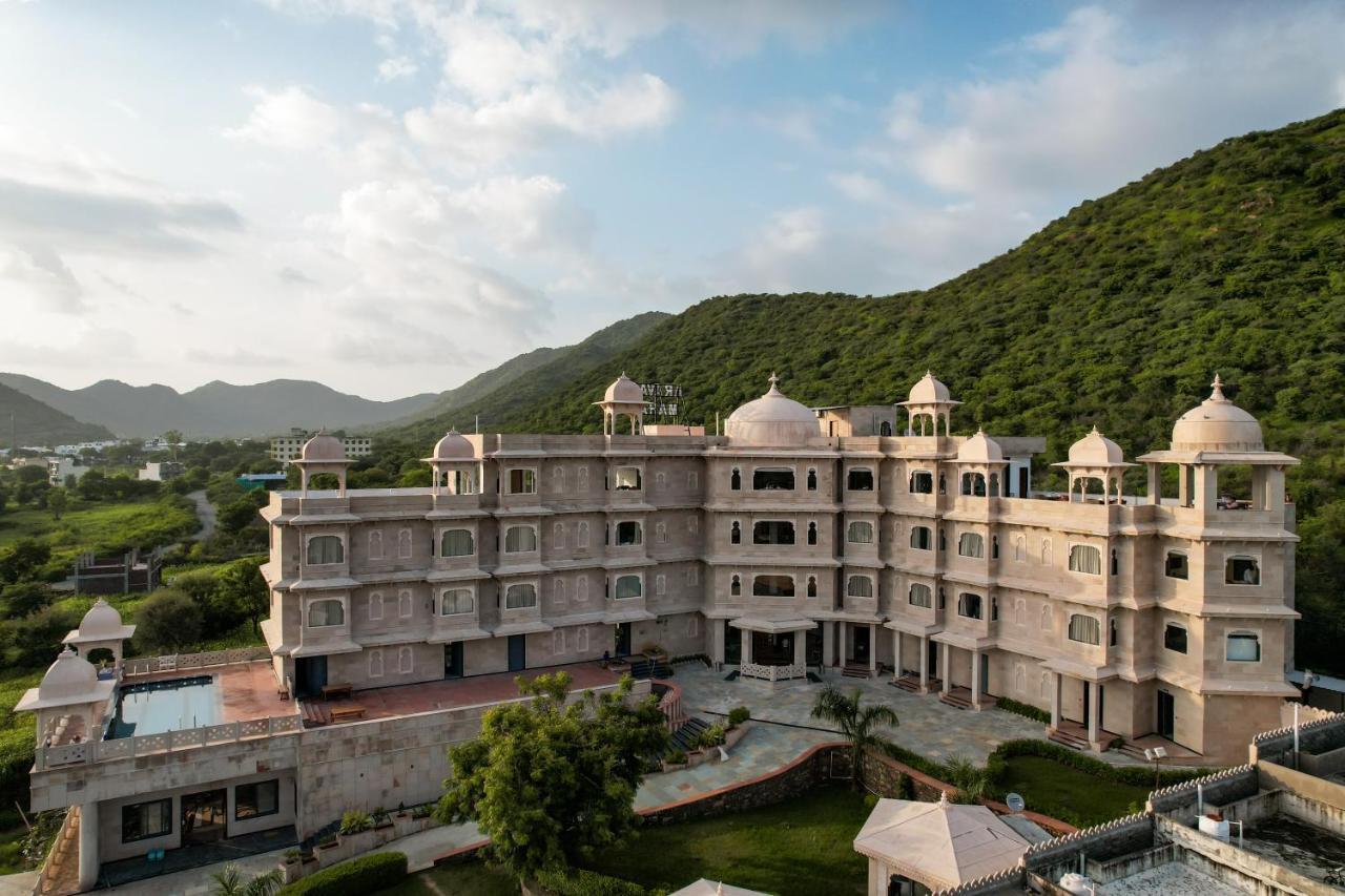 ホテル Traavista Aravali Mahal ウダイプル エクステリア 写真