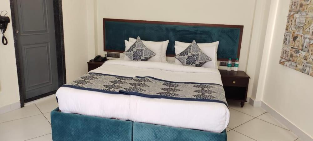 ホテル Traavista Aravali Mahal ウダイプル エクステリア 写真
