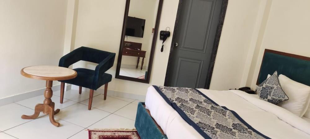 ホテル Traavista Aravali Mahal ウダイプル エクステリア 写真