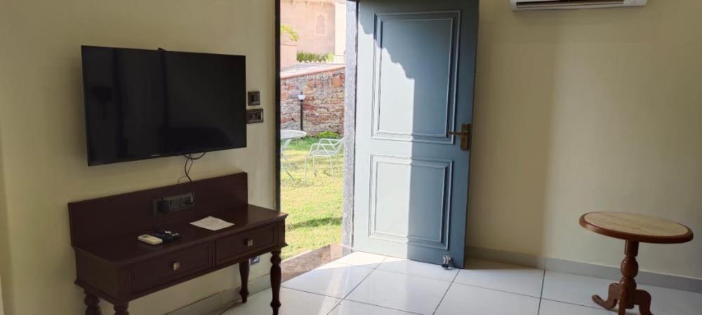 ホテル Traavista Aravali Mahal ウダイプル エクステリア 写真