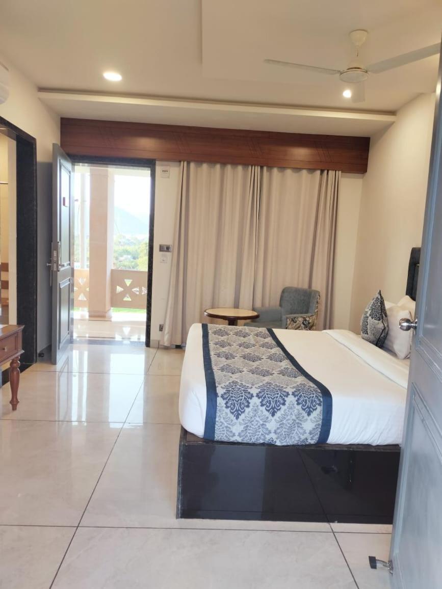 ホテル Traavista Aravali Mahal ウダイプル エクステリア 写真