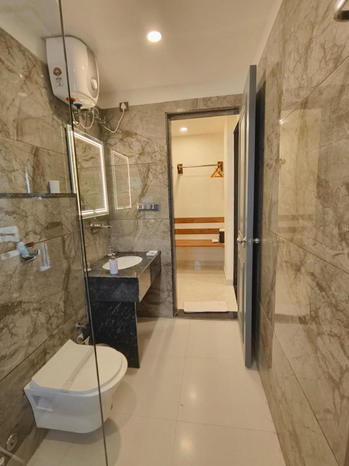 ホテル Traavista Aravali Mahal ウダイプル エクステリア 写真